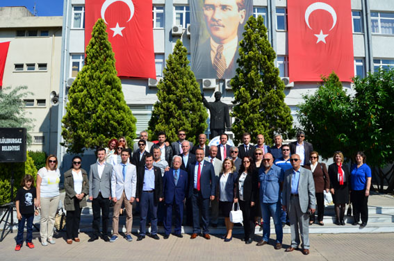 CHP Atatürk Anıtına çelenk koydu