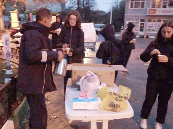Kaynarca Belediyesi’nden öğrencilere süt, simit ve poğaça ikramı