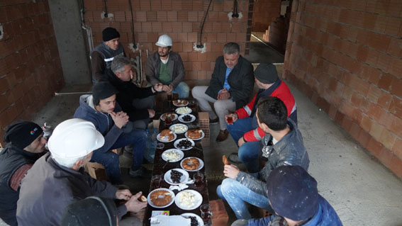 Başkan Gerenli, inşaat işçileri ile kahvaltı yaptı