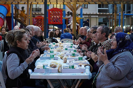 Belediyenin iftar programları 8 Kasım Mahallesi ile başladı