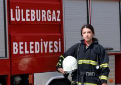 Kadın itfaiyeci çalışma azmiyle örnek oluyor