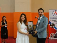 Akım Koleji’nden en eski öğretmenine plaket