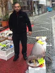 3 buçuk metrelik köpek balığı satışa çıkarıldı