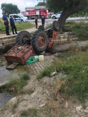 Devrilen traktörün altında kalan sürücü ağır yaralandı