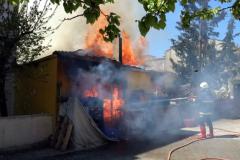 Kırklareli'nde iki kardeş yanan evlerini gözyaşları içinde izledi