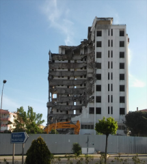 Yaman Otel yıkıldı