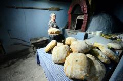 Köy ekmeği Ayten teyzenin elinde lezzet buluyor