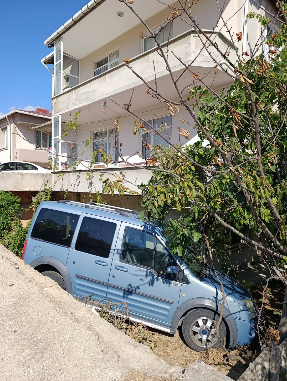 Kırklareli'nde hafif ticari araç evin bahçesine düştü