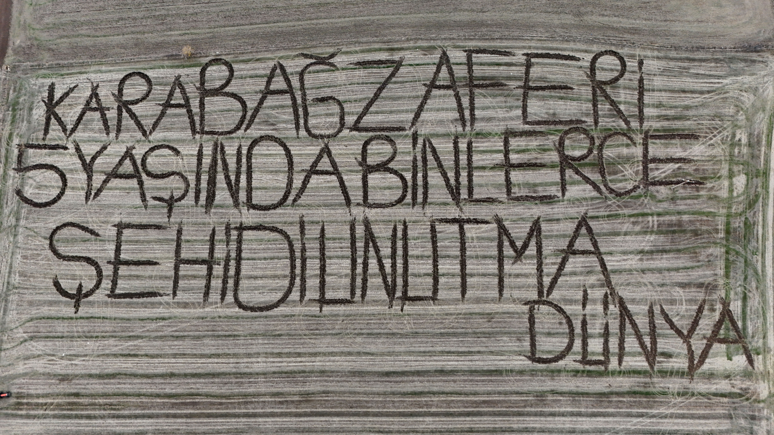 Tarlasına yazdığı kutlama mesajlarıyla bilinen Kırklarelili çiftçi bu kez de Karabağ zaferini kutladı