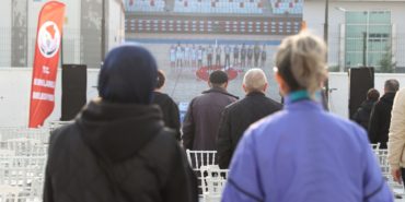 Cezalı takımlarının maçını salon dışındaki dev ekrandan izlediler
