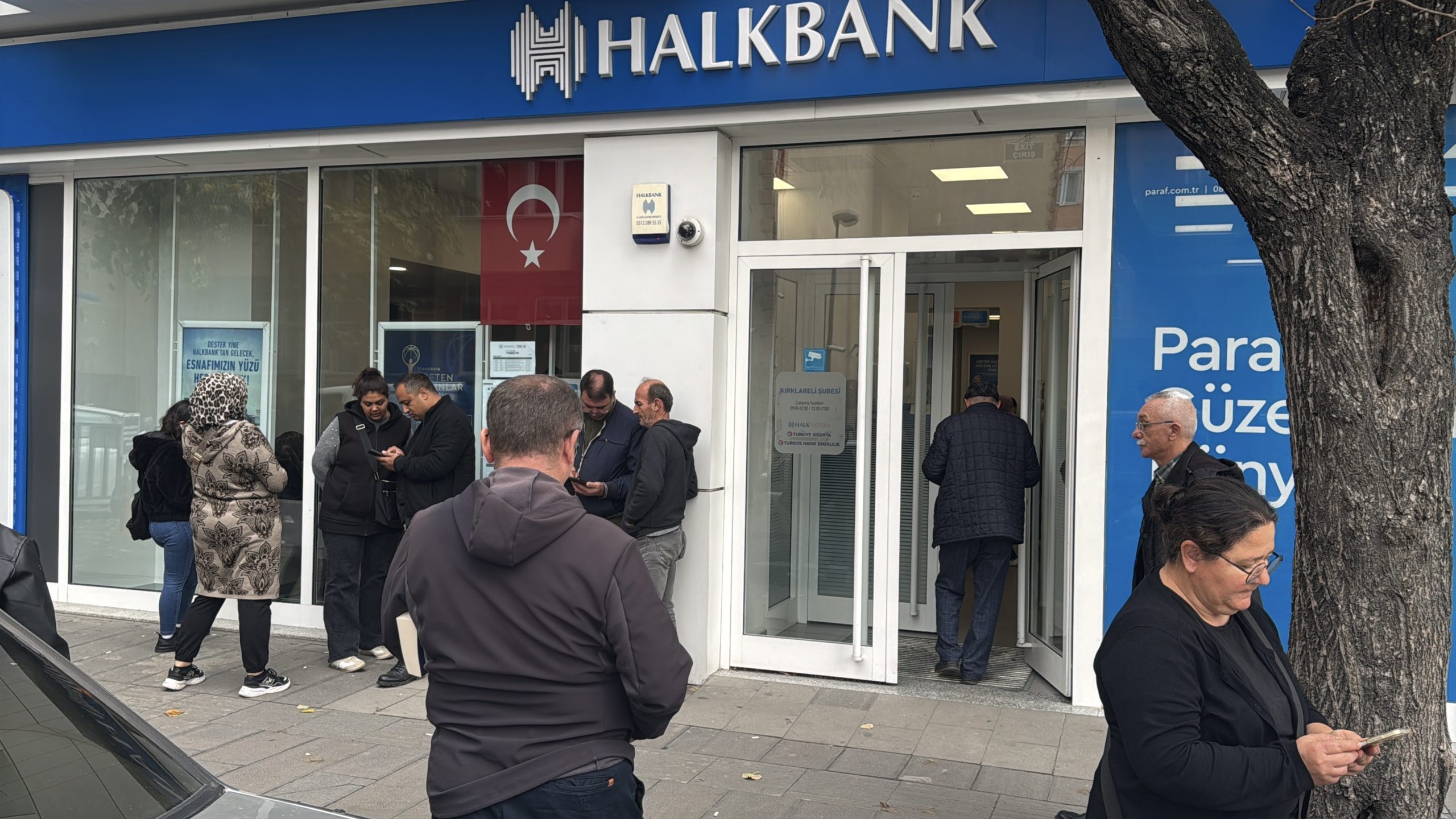 Kırklareli'nde Yüzyılın Konut Projesi için bankadan başvuruyu tercih eden vatandaşlar kısmi yoğunluk oluşturdu