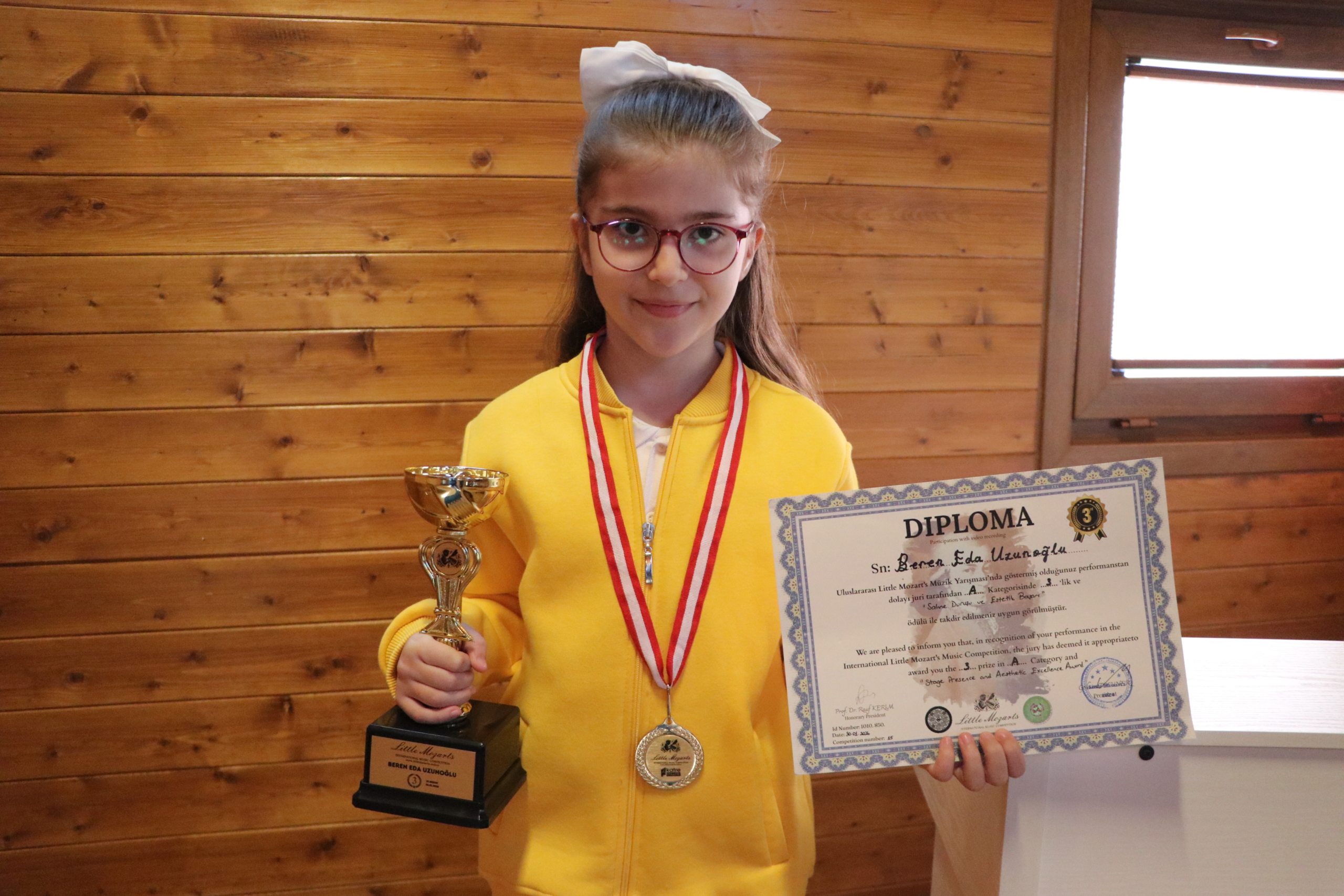 9 yaşındaki Beren Eda uluslararası piyano yarışmasında üçüncü oldu