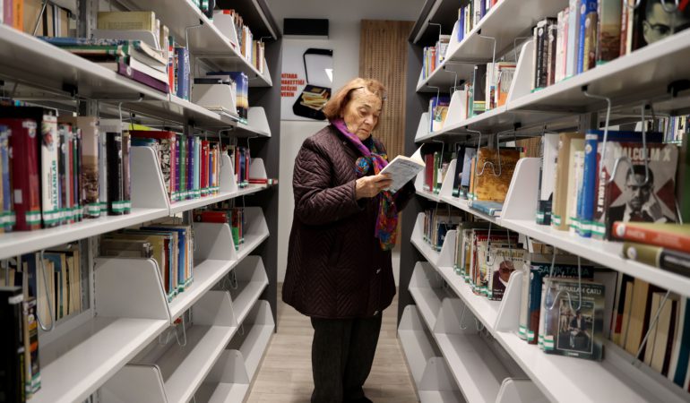 Emekli öğretmenin kitap sevgisi 73 yıldır sürüyor