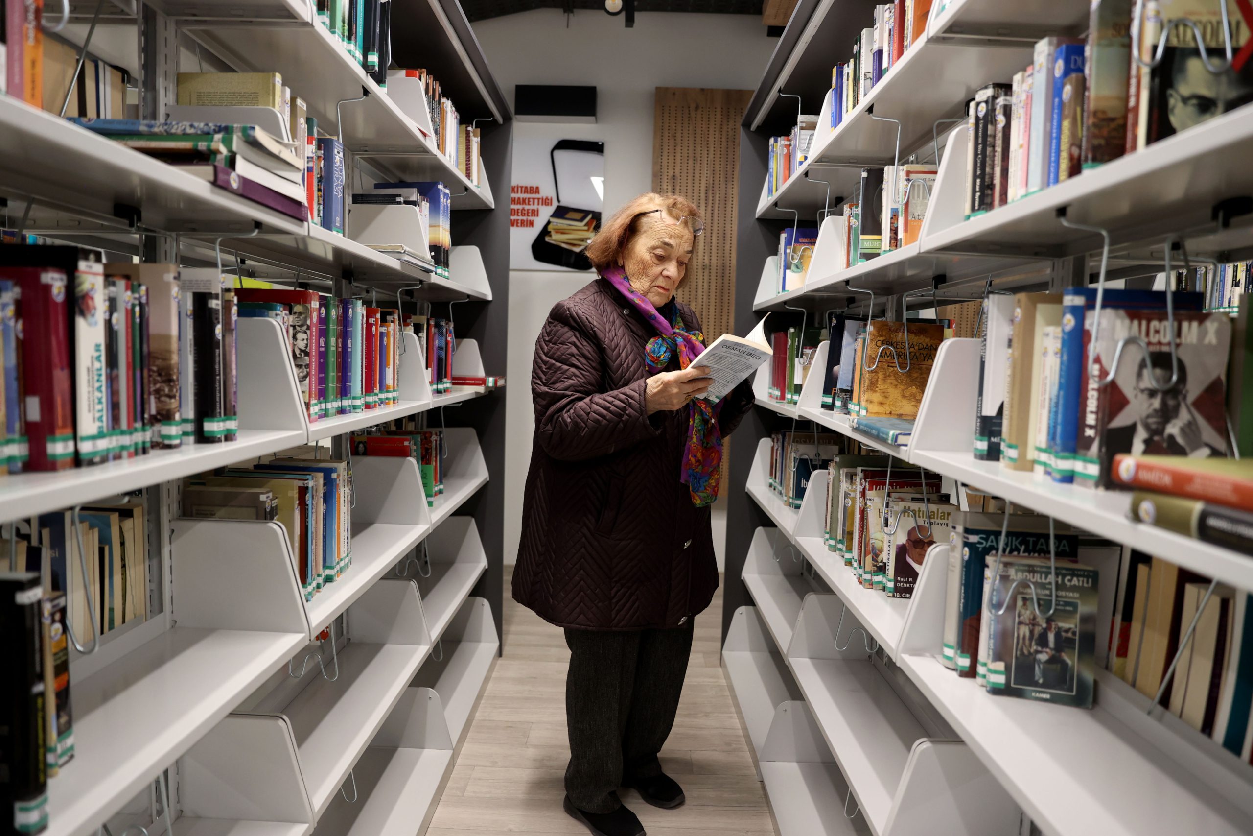 Emekli öğretmenin kitap sevgisi 73 yıldır sürüyor