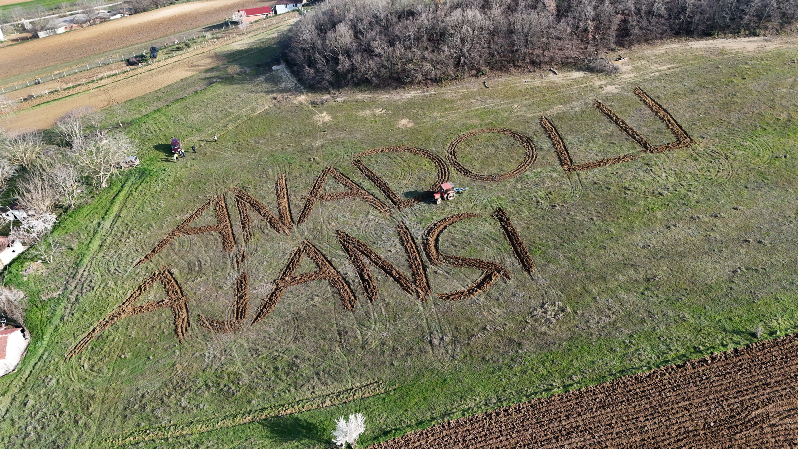 Kırklarelili çiftçi tarlasına pullukla "Anadolu Ajansı 106 Yaşında" yazdı