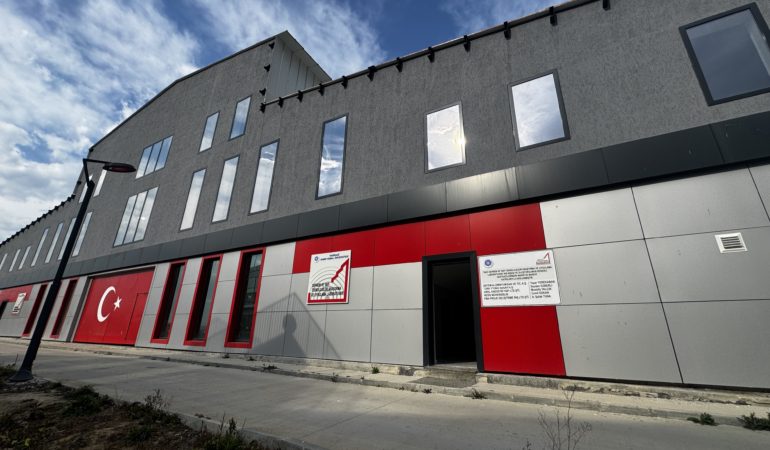 Tekirdağ'da kurulan deprem laboratuvarında binalar gerçek ölçekte test ediliyor