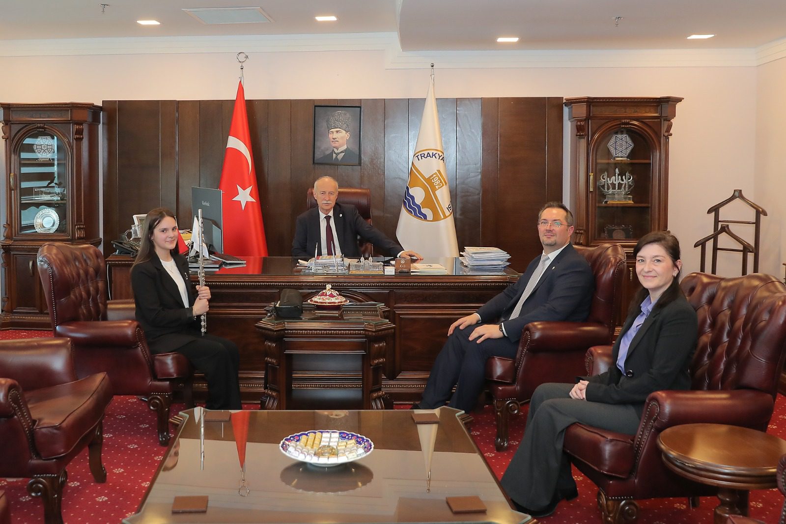 Fransa’daki yarışmada birinci olan öğrenciden Rektör Hatipler'e ziyaret