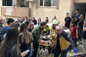 Edirne'de kontrolden çıkan panelvanın çarptığı 2 kişiden biri aracın altında kaldı