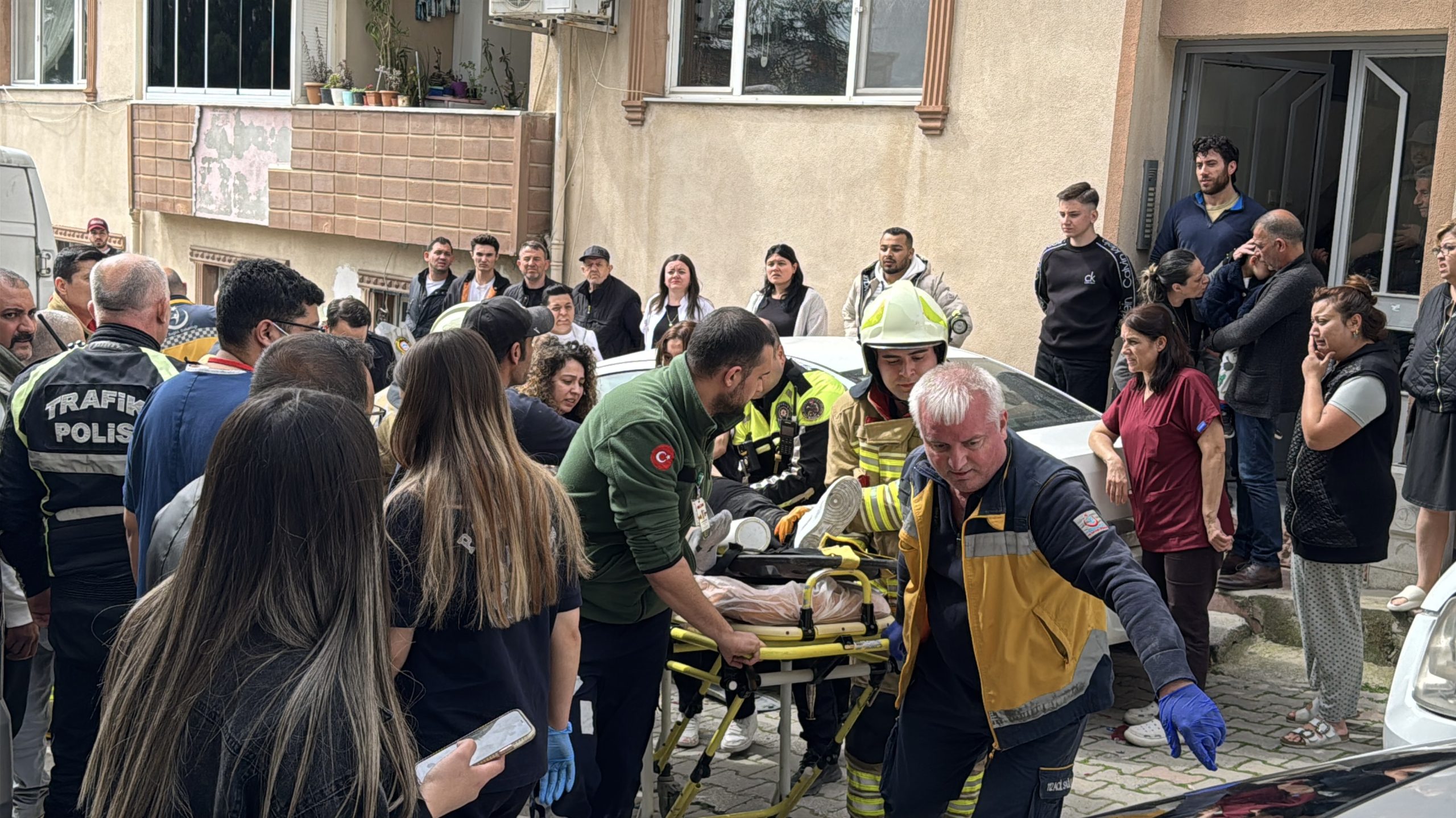 Edirne'de kontrolden çıkan panelvanın çarptığı 2 kişiden biri aracın altında kaldı