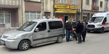 Edirne'de elektrikli bisikletle motosikletin çarpıştığı kaza güvenlik kamerasında
