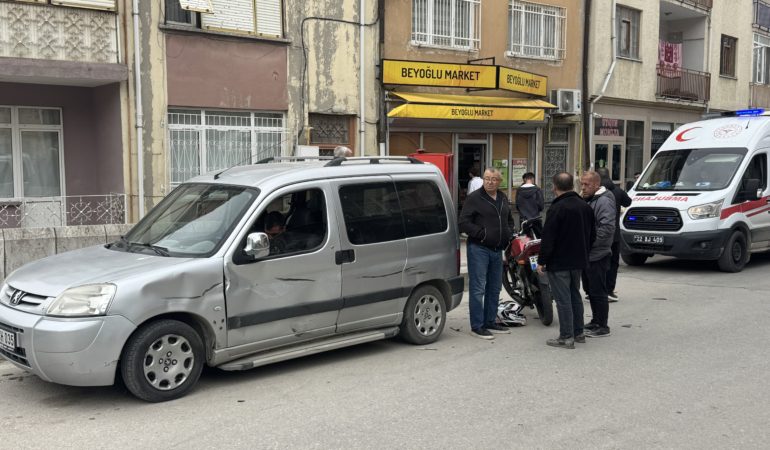 Edirne'de elektrikli bisikletle motosikletin çarpıştığı kaza güvenlik kamerasında