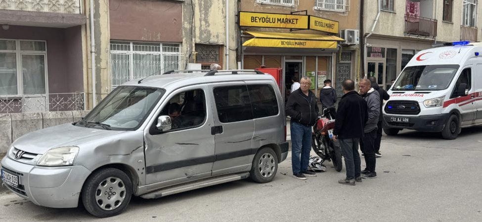 Edirne'de elektrikli bisikletle motosikletin çarpıştığı kaza güvenlik kamerasında