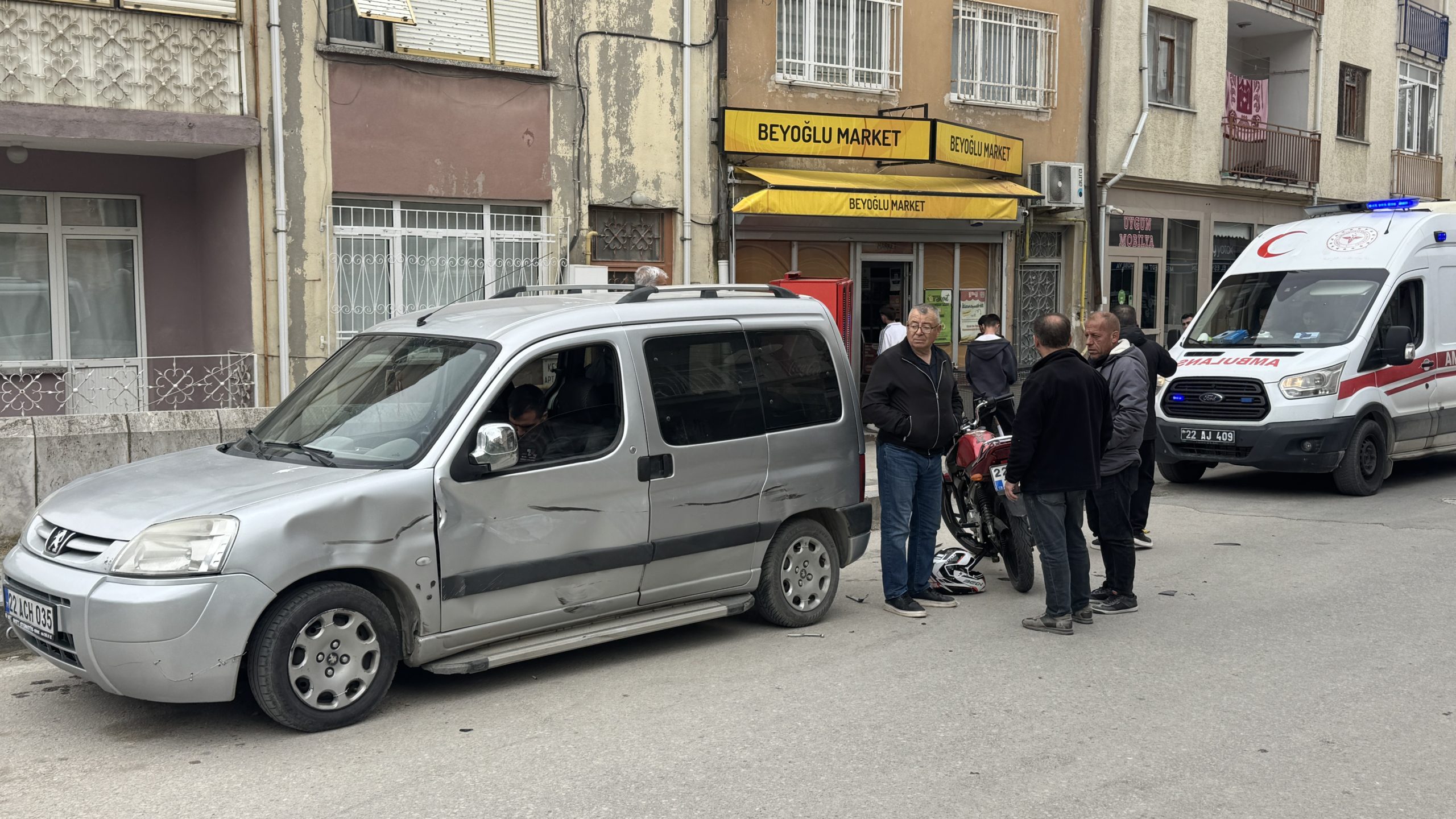 Edirne'de elektrikli bisikletle motosikletin çarpıştığı kaza güvenlik kamerasında