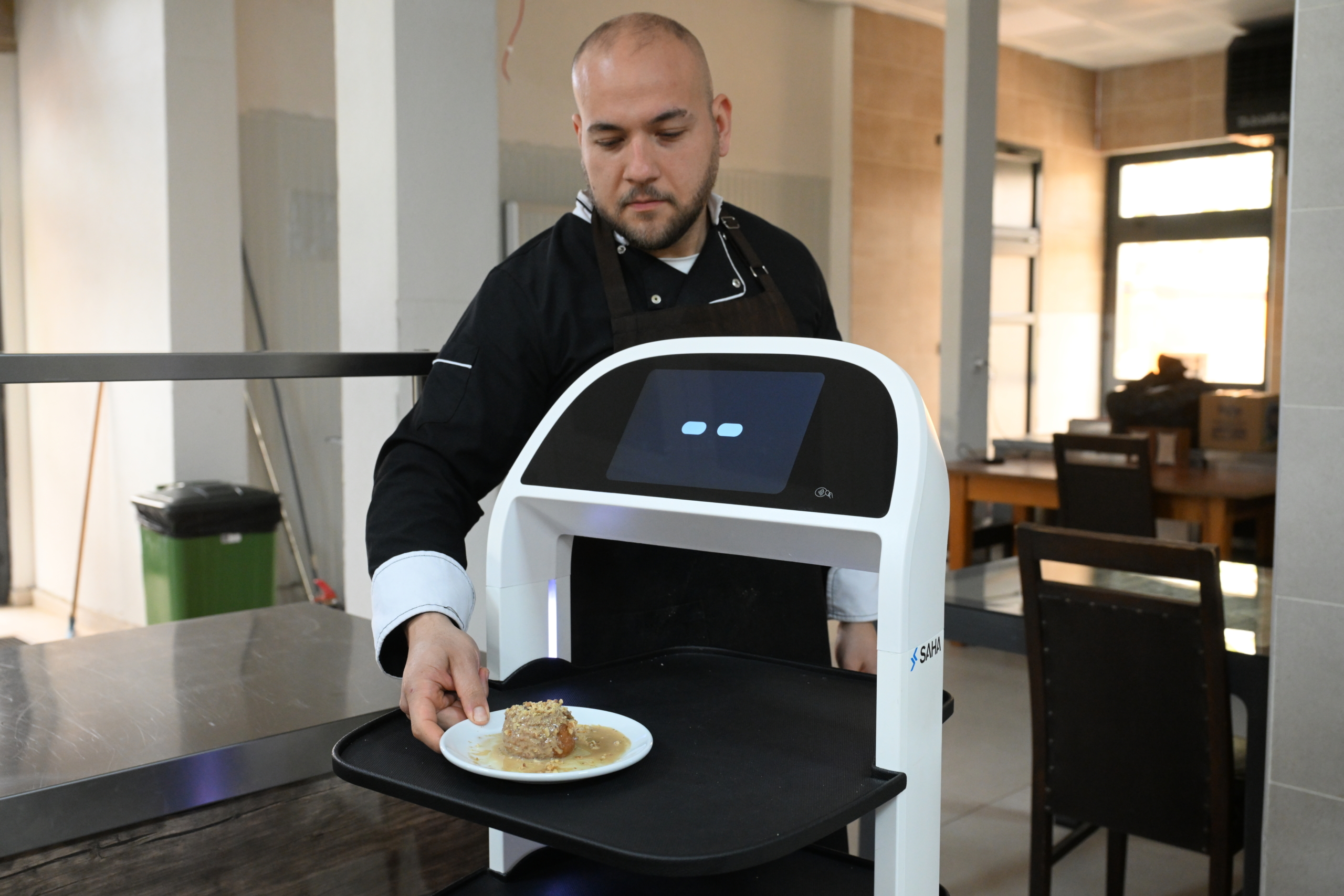 Trakya Üniversitesi Meriç Sosyal Tesislerinde robot garson hizmete başladı