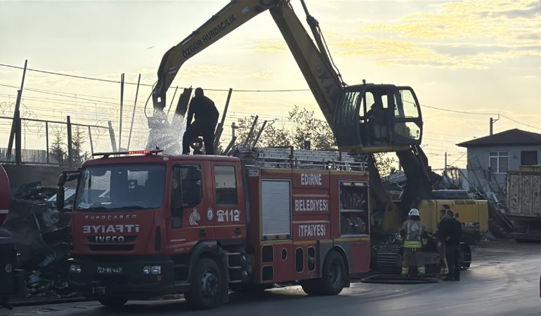 Edirne'de hurdacıda çıkan yangın söndürüldü