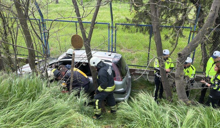 Tekirdağ'da devrilip duvara çarpan otomobilin sürücüsü hayatını kaybetti