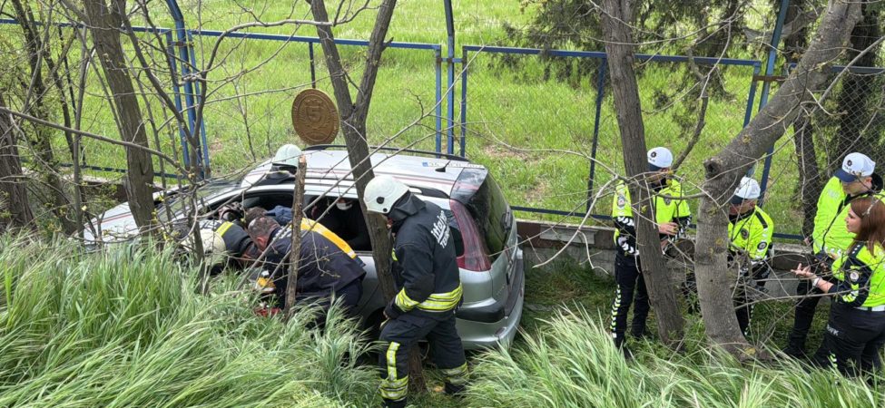 Tekirdağ'da devrilip duvara çarpan otomobilin sürücüsü hayatını kaybetti