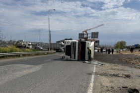 Tekirdağ'da ayçiçeği yüklü tır devrildi