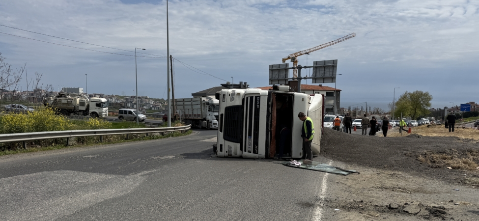 Tekirdağ'da ayçiçeği yüklü tır devrildi