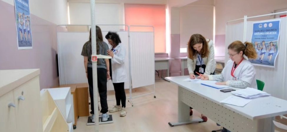 Kırklareli'nde ortaokul öğrencilerine skolyoz taraması yapılıyor