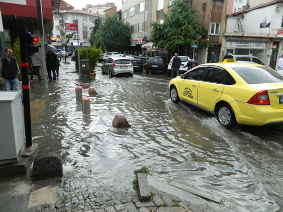 Şiddetli yağış hayatı felç etti