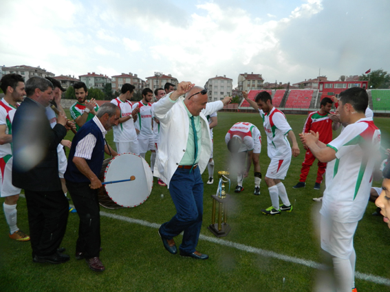 Büyükkarıştıranspor kupayı kaldırdı