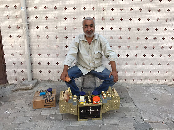 Ekmek parasını artık ayakkabı boyacılığından çıkaracak