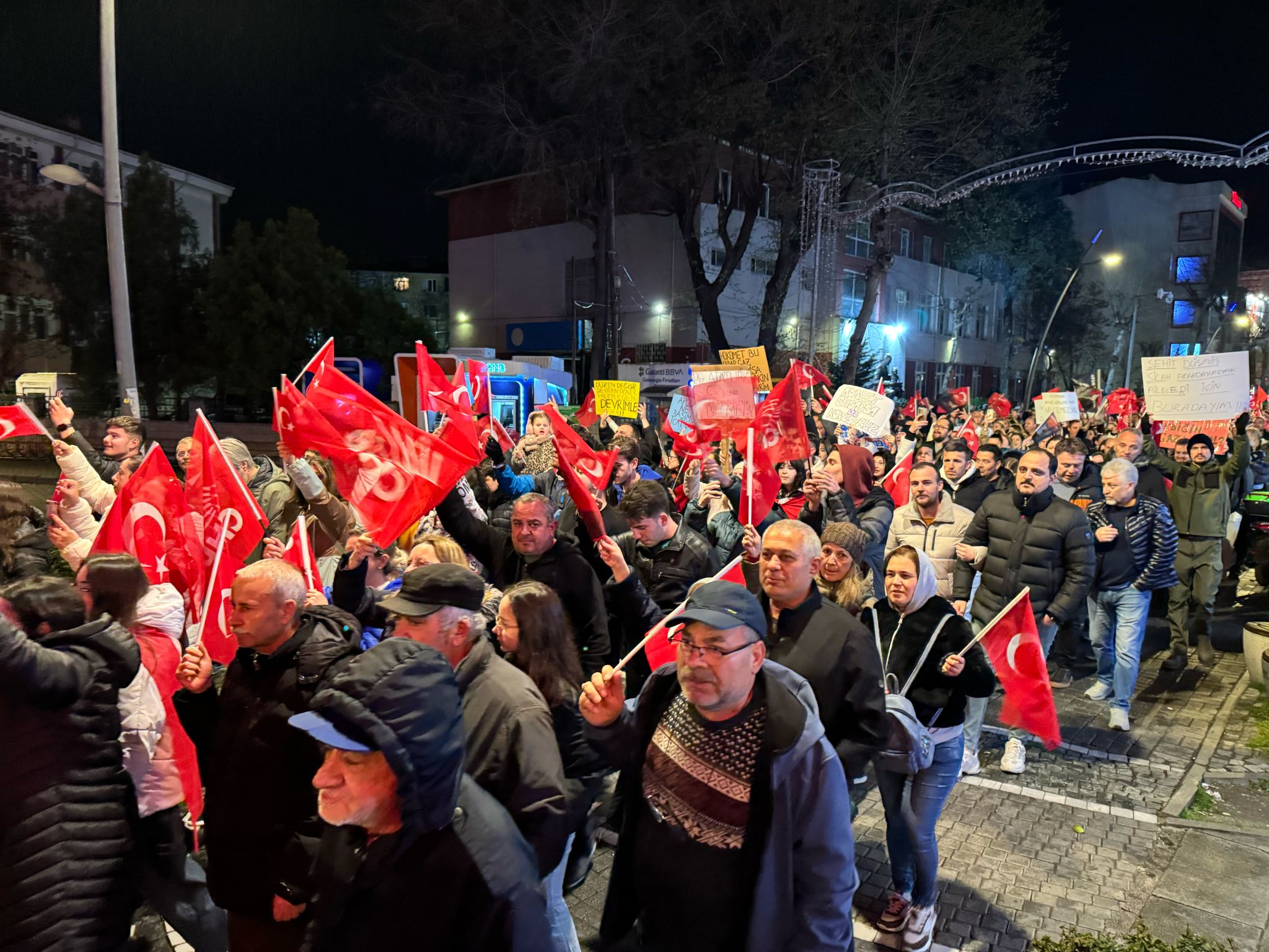 Kongre Meydanı’nda insan seli