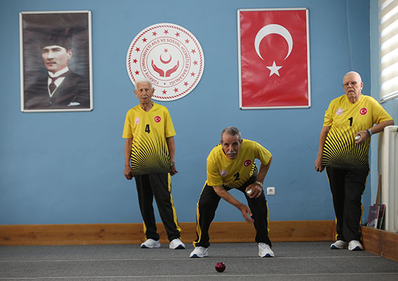 Huzurevi sakinleri sanat ve sporla iç içe vakit geçiriyor