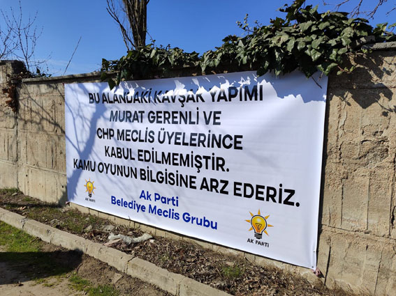 AK Parti’den Yeni Sanayi kavşağında pankartlı eylem