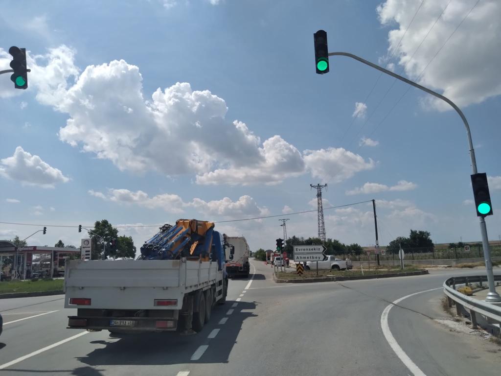 Evrensekiz Kavşağı’ nda trafik ikaz ışıkları devreye girdi