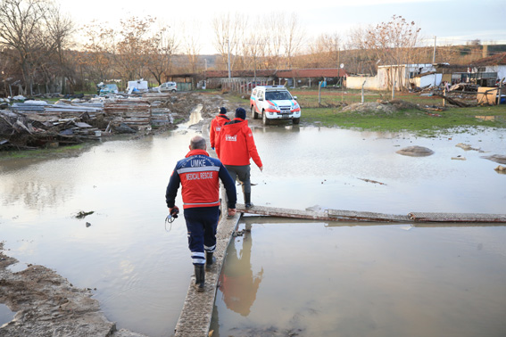 Taşkından etkilenen vatandaşlara sağlık hizmeti sunuldu