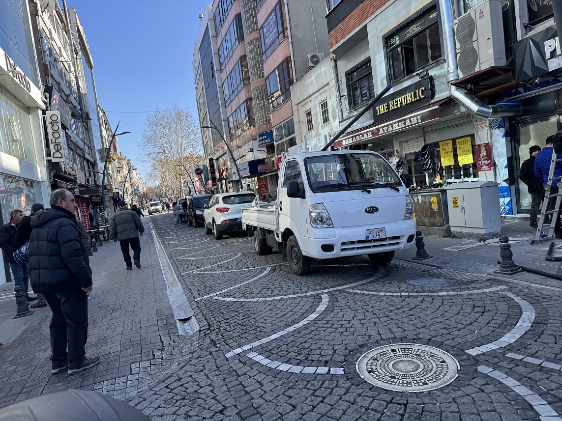 SABAH TRAFİĞİ SIKINTI YARATIYOR